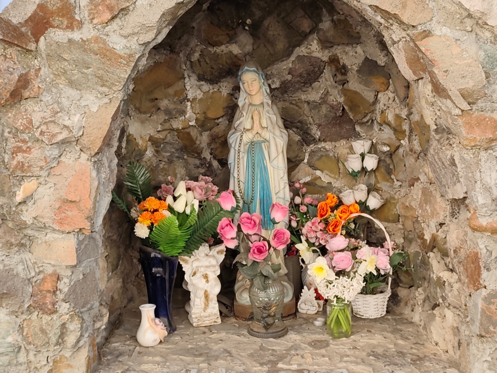 lurdi barlang szenttamason a templomudvarban 2026 marc 13