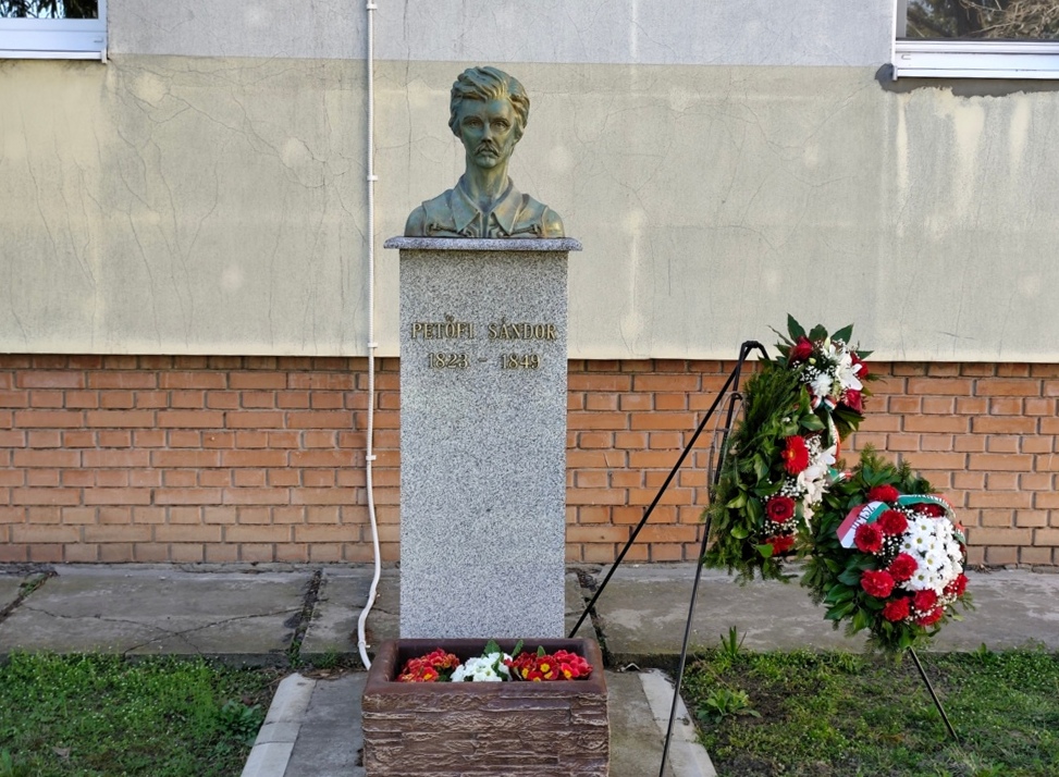 petofi szobor a templomudvarban 2026 marc 13