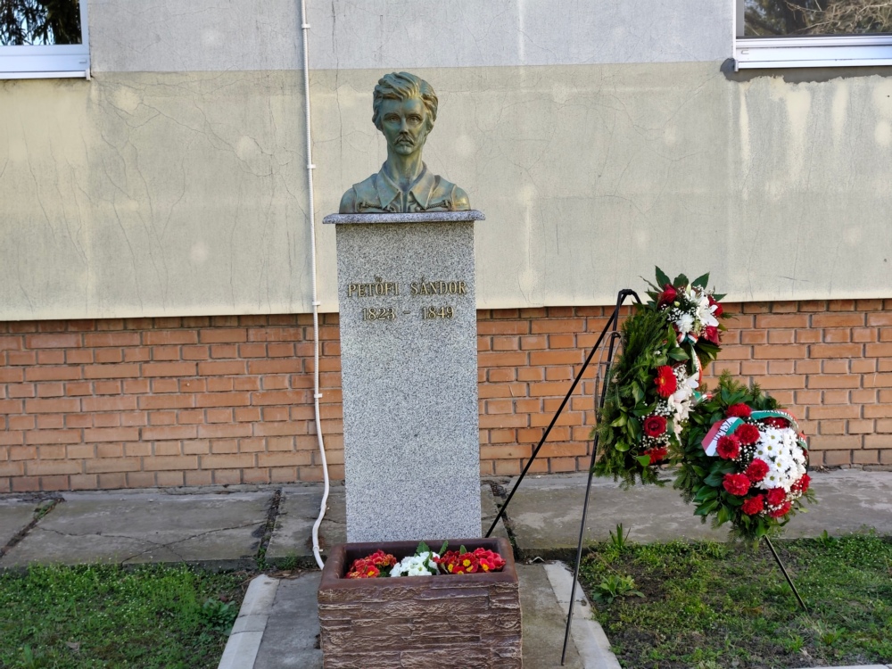 petofi szobor a templomudvarban 2026 marc 13